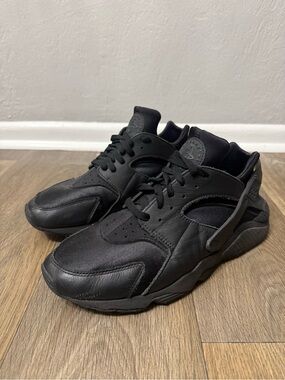 Nike Air Huarache’s Black (Size 11.5)